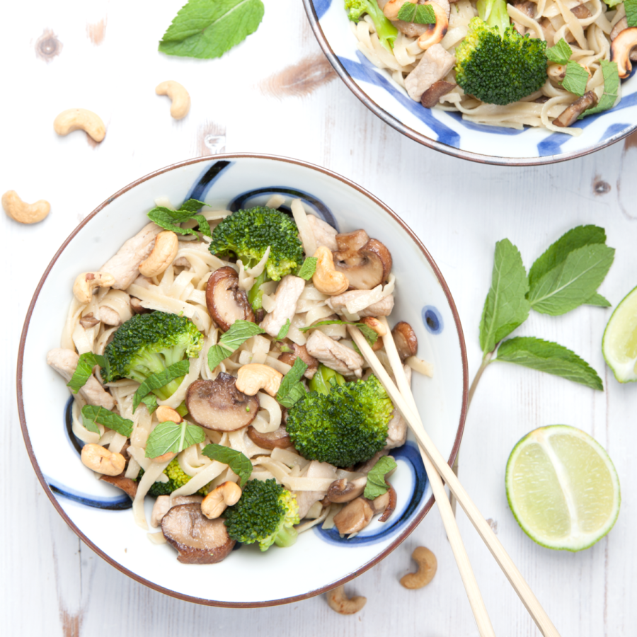 Mie met varkensvlees en broccoli