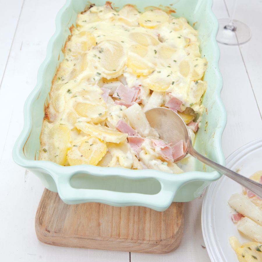 Witte aspergeschotel uit de oven