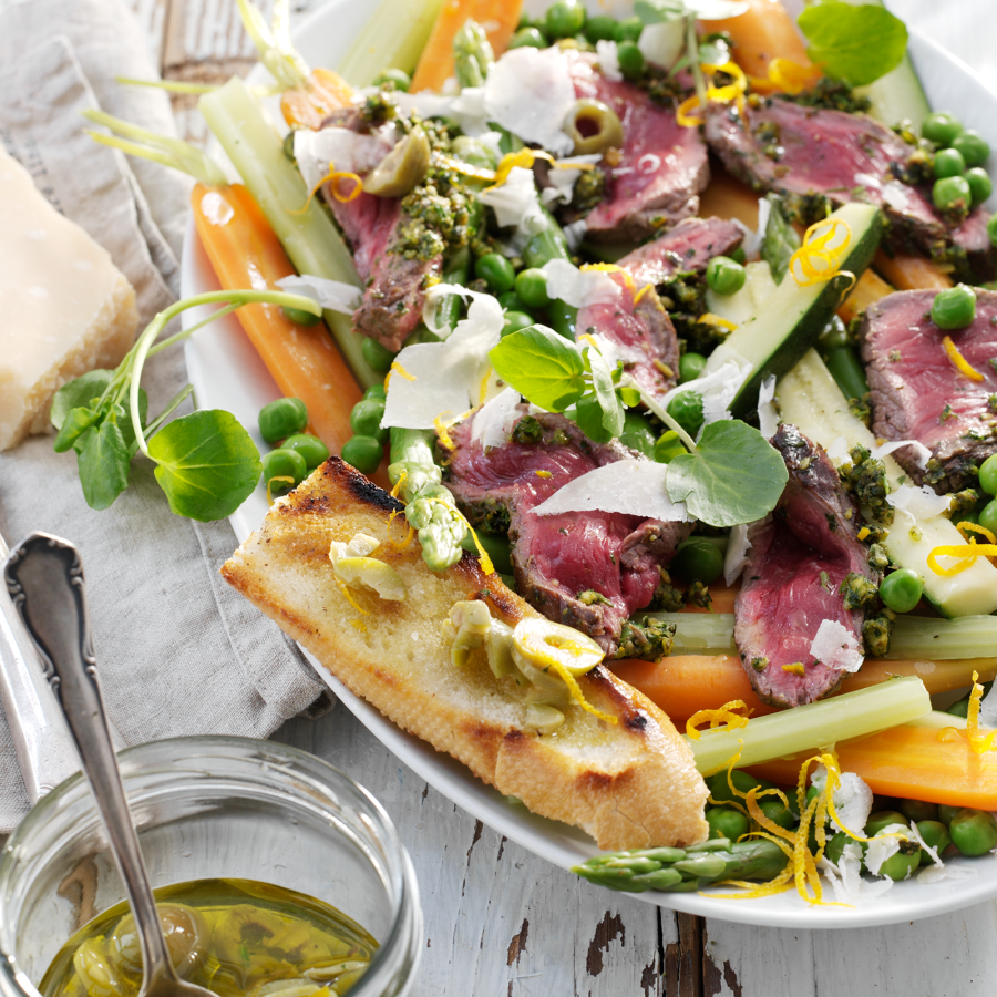 Maaltijdsalade met biefstuk en lentegroenten
