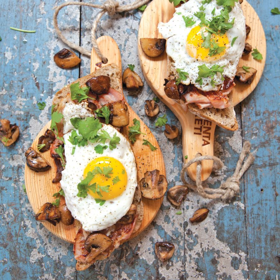 champignonmix met kruiden en gebakken ei 
