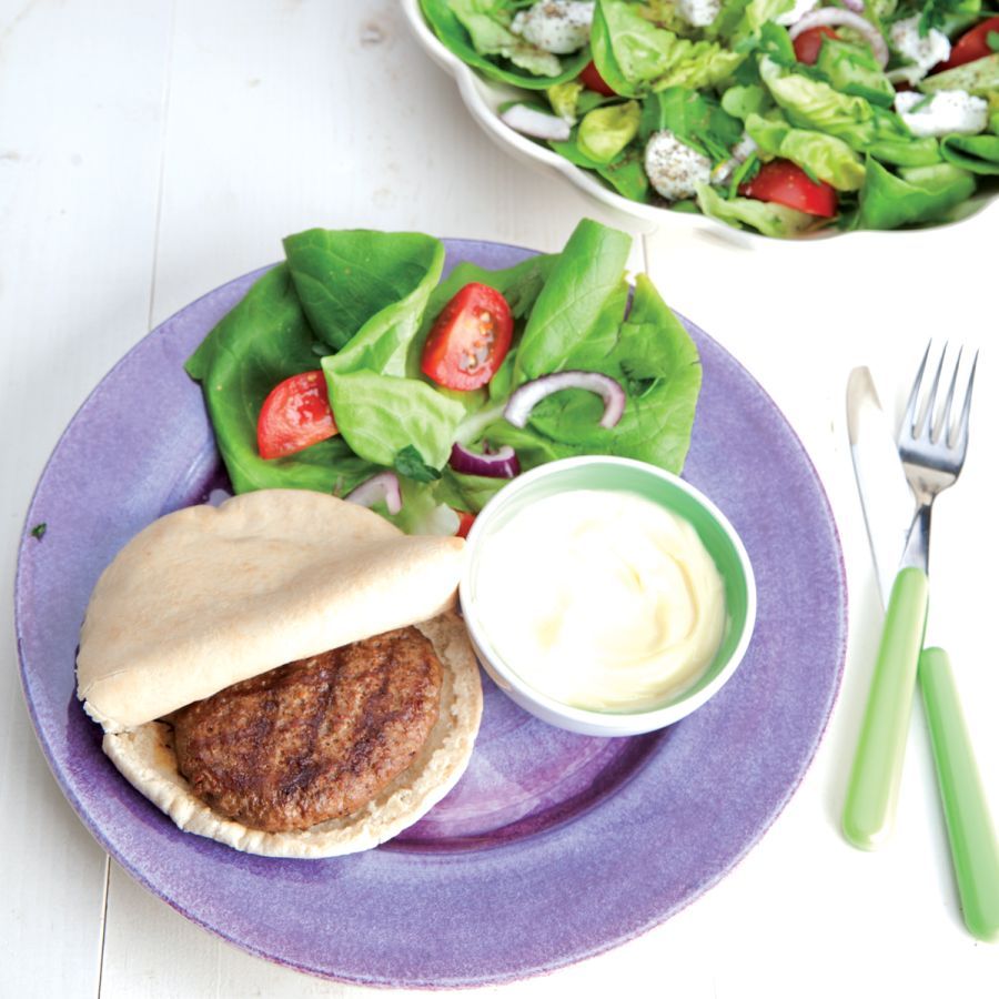 Groene salade met hamburger