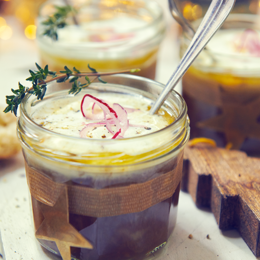 Geroosterde uien bouillon met geitenroom