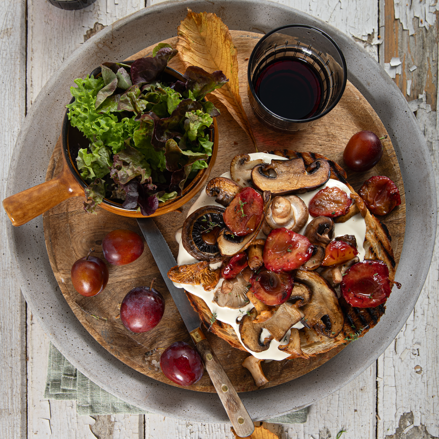 Reuze toast met brie crème met gebakken paddenstoelen en pruimen