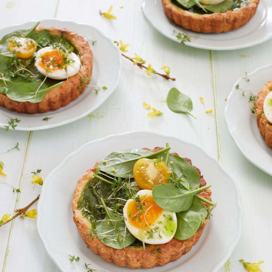 Spinazietaartjes met Parmezaanse kaas, ei en kerstomaatjes