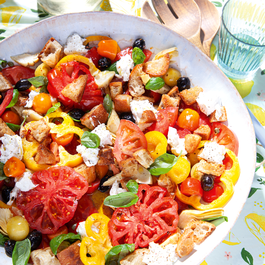 Toscaanse broodsalade met tomaten en kappertjes