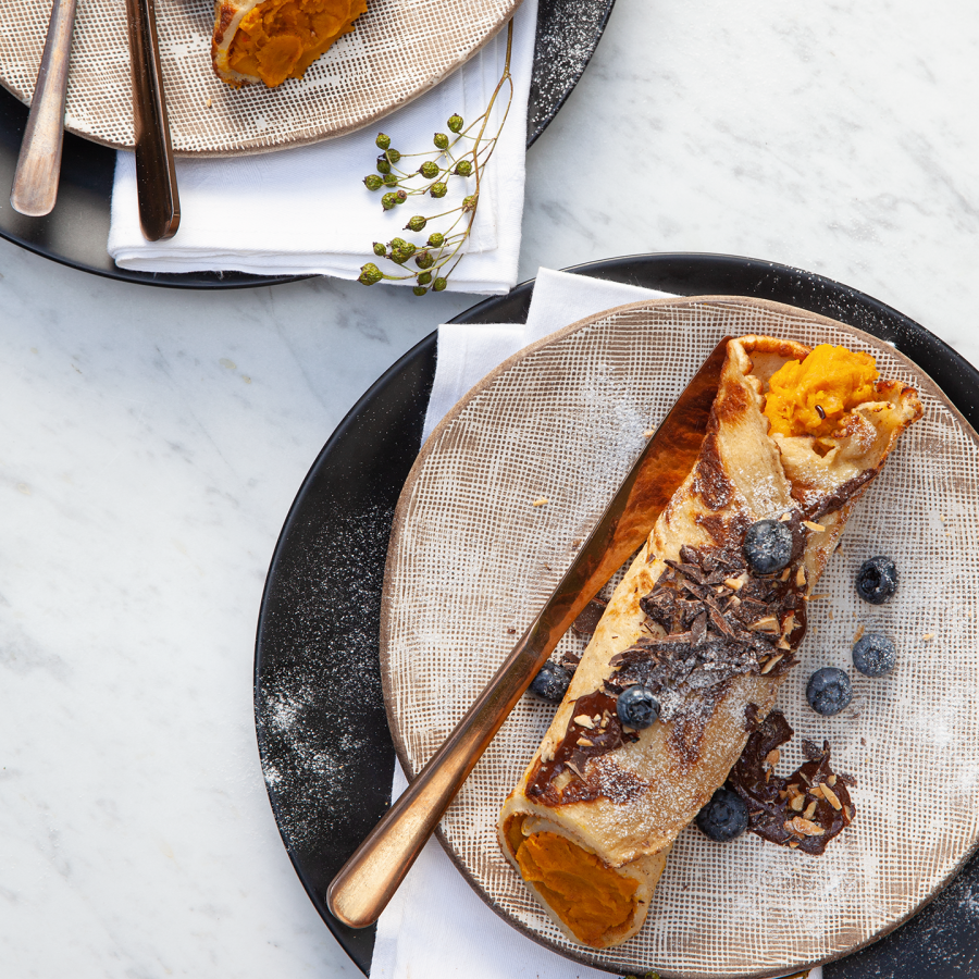 Gevulde pannenkoeken met pompoenpuree en chocolade