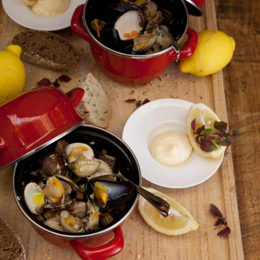 Mosseltjes en schelpjes in witte wijn met brood