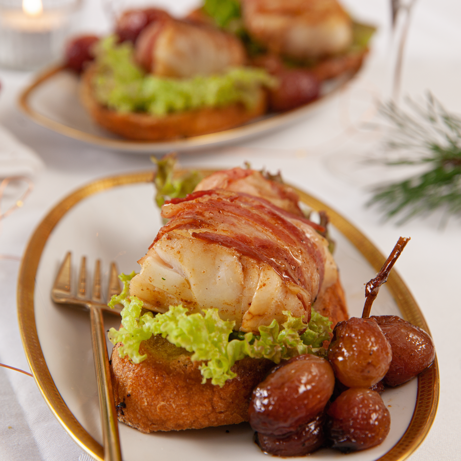 Bruschetta van witvis in spek en gebakken druiven