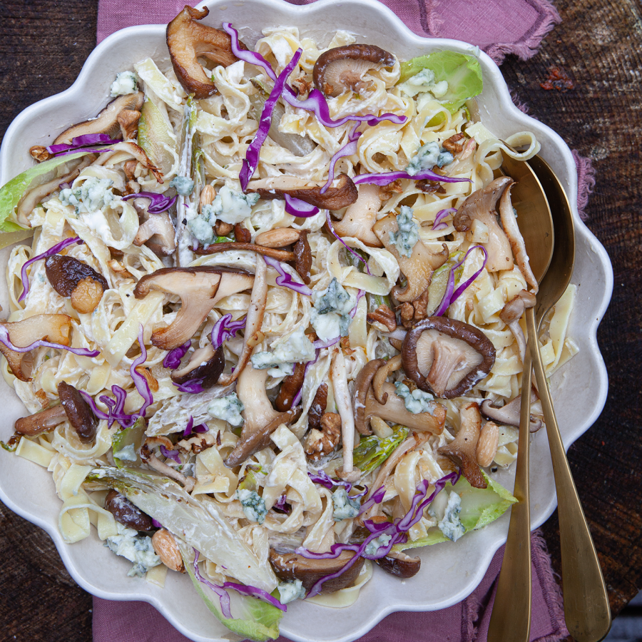 Tagliatelle met paddenstoelen, witlof en blauwe kaas