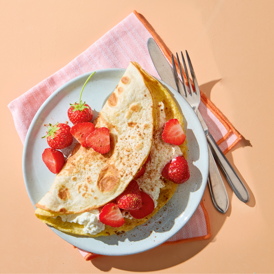 Ontbijtwrap met hüttenkäse en aardbeien