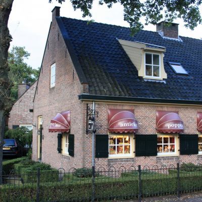 Antieke poppen, beren en oud speelgoed