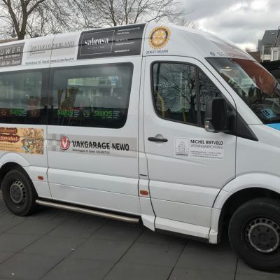 Donatie Sabrosa aan seniorenbus SWOS