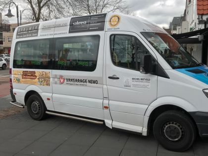 Donatie Sabrosa aan seniorenbus SWOS