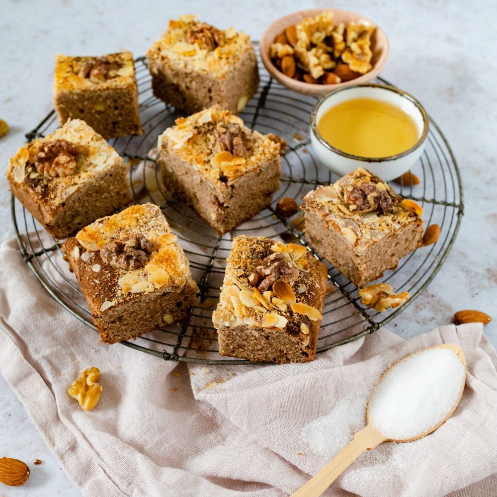 Bananen-Kokosnuss-Kuchen mit Walnüssen und Mandeln