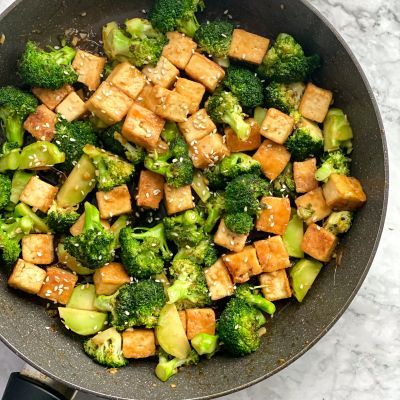 VEGANUARY: Zoetzure tofu met broccoli en rijst