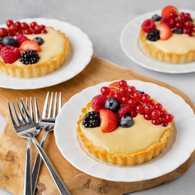 Fruit tarts with custard