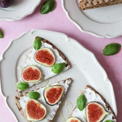 Lunch treat: crispbread with goat cheese and figs