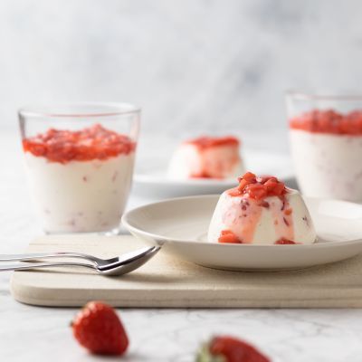 Panna Cotta mit Joghurt und Erdbeeren