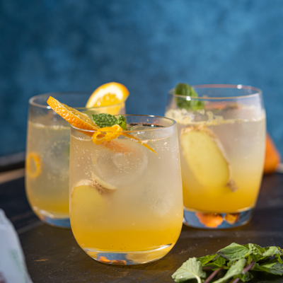 Ingwerbier-Mocktail mit Minze und Orange
