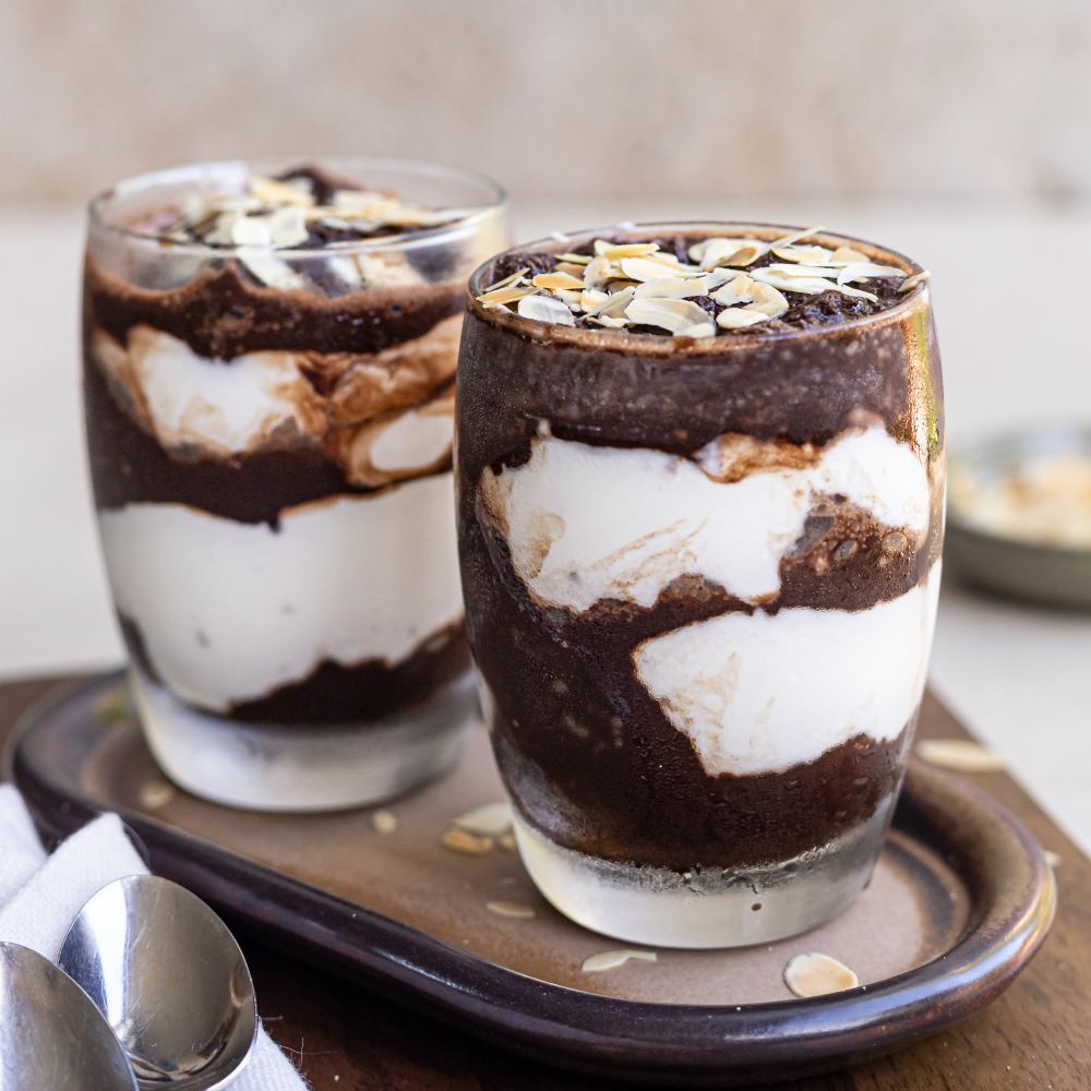 Schokoladen-Granita mit Kardamom-Joghurt und Mandeln