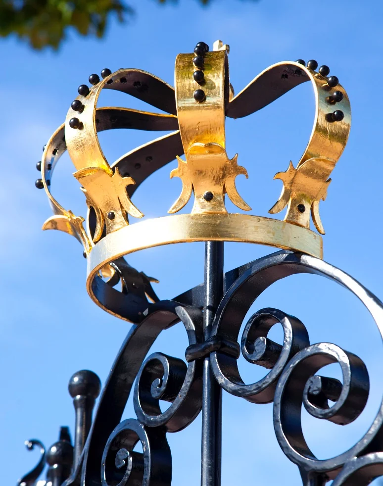 Ambachtelijk vervaardigde metalen kroon
