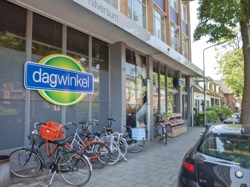 Dagwinkel kijkt naar grotere oppervlaktes