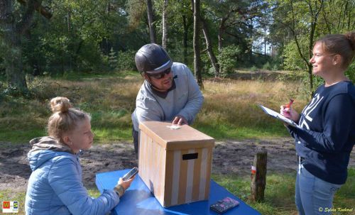 Puzzelrit met behendigheid-hindernissen voor ruiters en menners